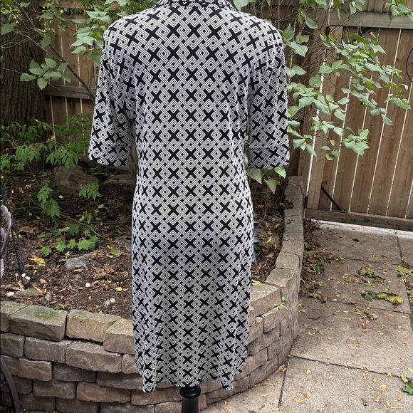 Vintage Black and White Geometric Patterned Dress. Stretchy material. Small - Picture 5 of 9